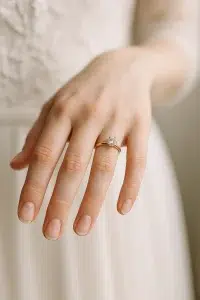 دست عروس با حلقه 